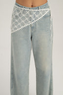 Jeansy Soft Denim Romance z koronkową chustą