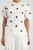 Biały t‑shirt w czarne grochy polka dots z koronką