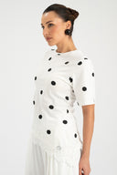 Biały t‑shirt w czarne grochy polka dots z koronką