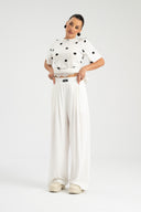 Biały t‑shirt w czarne grochy polka dots z koronką