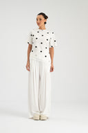 Biały t‑shirt w czarne grochy polka dots z koronką